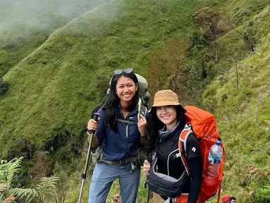 Febby Rastanty memang dikenal suka menjelajahi alam bebas bersama teman-temannya. Pemain sinetron Putih Abu-Abu ini suka menikmati liburan ke alam bebas dengan cara melakukan momen trekking. (Instagram/febyraastanty)