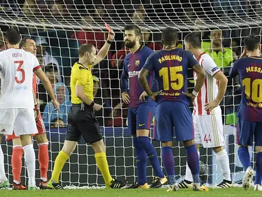 Bek Barcelona, Gerard Pique, mendapatkan kartu merah saat pertandingan melawan Olympiakos pada laga Liga Champions di Stadion Camp Nou, Kamis (19/10/2017). Barcelona menang 3-1 atas Olympiakos. (AFP/Lluis Gene)