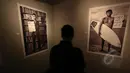 Seorang pengunjung saat melihat koleksi pameran fotografi "Laut Luka Blues" di Galeri Foto Jurnalistik Antara, Jakarta, Jumat (22/5/2015). Tema foto mengangkat fenomena pemuda Bali saat menyuarakan pendapat isu lingkungan. (Liputan6.com/Faizal Fanani)