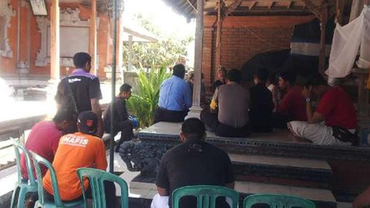 Keluarga kesurupan saat jasad penari Rangda Girah akan diautopsi