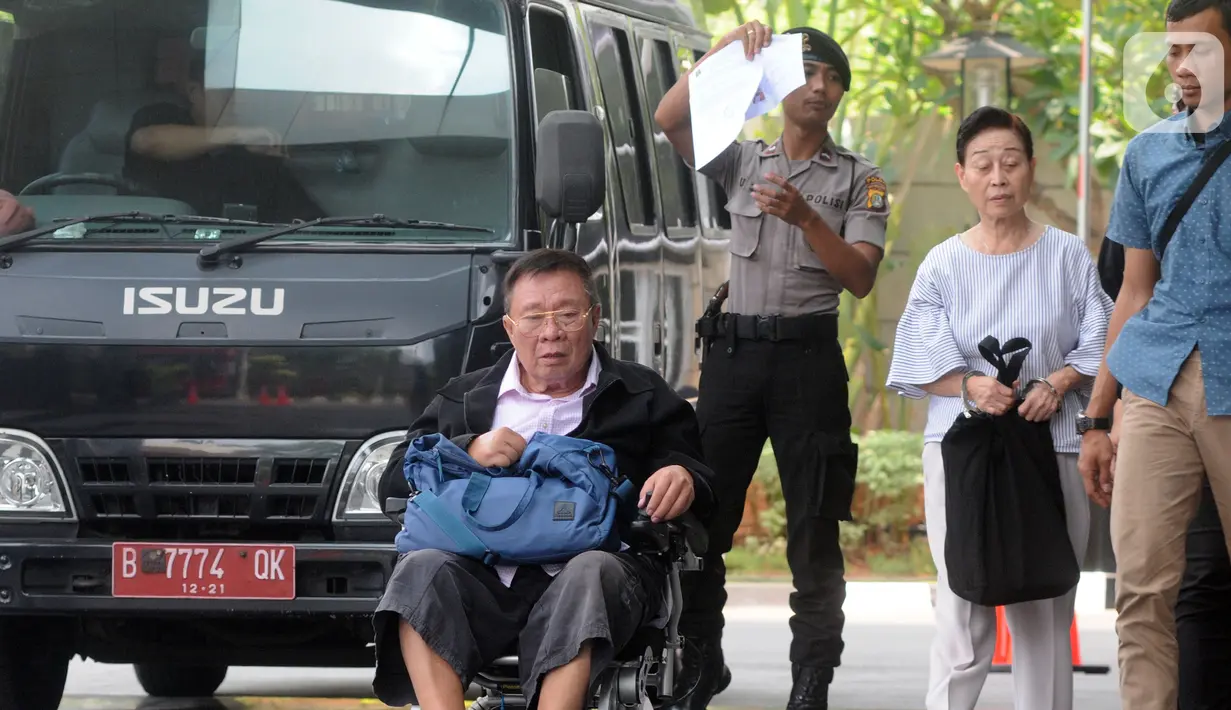 Dua terpidana suami istri Dirut PT Wijaya Kusuma Emindo (WKE) Budi Suharto dan Direktur PT WKE Lily Sundarsih W akan menjalani pemeriksaan oleh penyidik di Gedung KPK, Jakarta, Senin (14/10/2019). (merdeka.com/Dwi Narwoko)