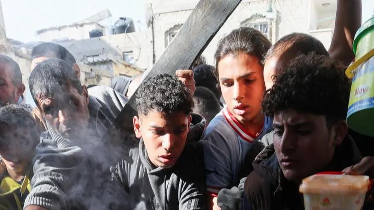 FOTO: Meratapi Warga Palestina di Kamp Pengungsi Rafah yang Semakin Memprihatinkan: Mereka Kelaparan Sampai Berebut Makanan