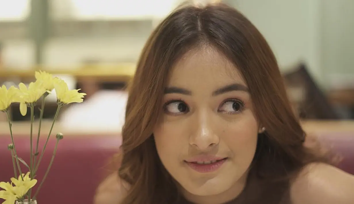 Banyak yang terhipnotis nih dengan lirikan maut Mawar yang satu ini. Mawar memulai debut film pertamanya yaitu Promise pada tahun 2017. (Liputan6.com/IG/@mawar_eva)