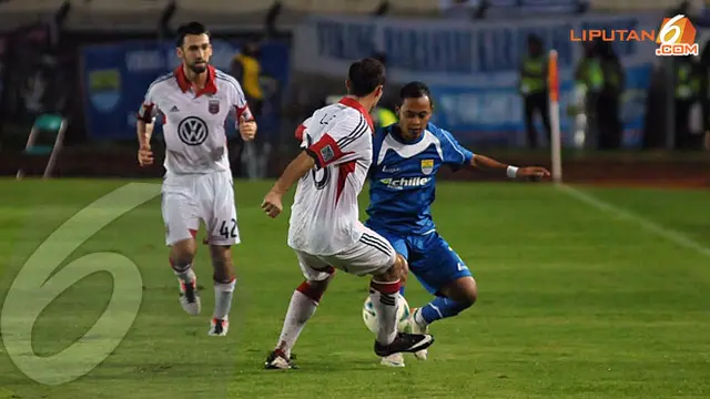persib-v-dcunited-galeri-3-131207a.jpg