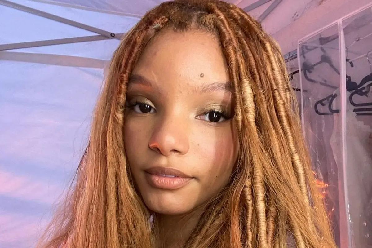 Halle Bailey menunjukkan proses pengerjaan rambutnya untuk film live-action The Little Mermaid. (Foto: Instagram/hallebailey)