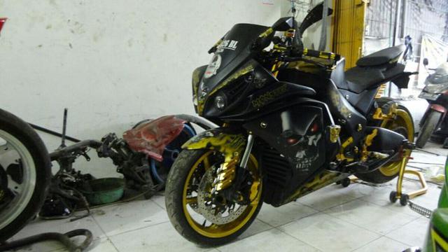 Sentuhan Airbrush Bikin Kawasaki Ninja 250 Tampil Seram Otomotif