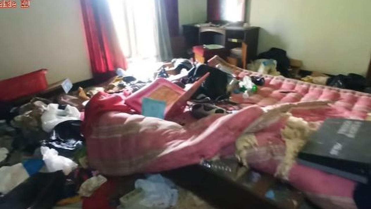 Tak berbeda jauh dengan lantai bawah, kamar tidur di lantai atas juga masih dipenuhi perabotan. Namun, kondisinya sudah berantakan.<br>