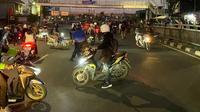 Tawuran kembali terjadi  di depan Mal Bassura sampai Pasar Gembrong atau di Jalan Basuki Rahmat, Jatinegara, Jakarta Timur, Kamis pagi, (27/6/2024). (Tim News).