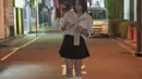 Mengenakan kaos kaki panjang, rok dengan aksen lipat, dan kemeja, juga membuat tampilan terkesan bagai school girl.  [Foto: Instagram/ Zee JKT48]
