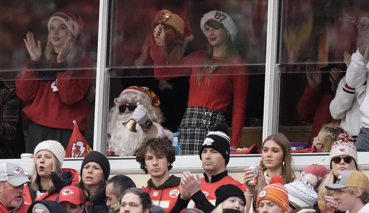Taylor Swift menghabiskan Hari Natal untuk mendukung pacarnya, pemain belakang Chiefs Travis Kelce saat menjamu Las Vegas Raiders. (AP Photo/Charlie Riedel)