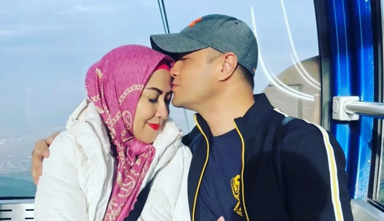 Disneyland Hongkong jadi salah satu tempat yang dikunjungi Venna Melinda dan Ferry Irawan bareng keluarga saat akhir tahun 2022 lalu. Nikmati beragam wahana, pasangan yang menikah pada Maret 2022 ini pamer kemesraan yang curi perhatian. Unggah foto kecup kening istri, Ferry Irawan bubuhkan keterangan unggahan jika akan selalu mencintai Venna Melinda. (Liputan6.com/IG/@ferryirawanreal)