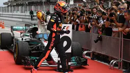Pembalap Red Bull asal Belanda, Max Verstappen merayakan kemenangan dengan media Formula 1 Grand Prix Malaysia di Sepang, Minggu (01/10) (AFP PHOTO / MOHD RASFAN)
