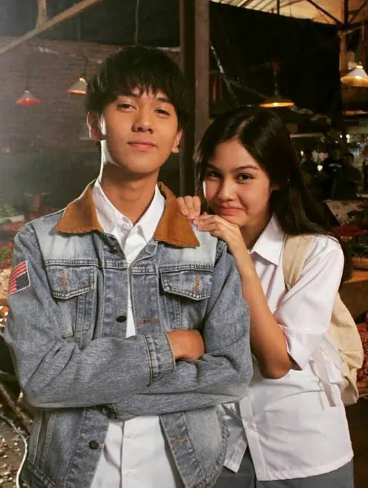 Di tengah perjalanan mendekati Milea, Dilan pun memberikan hadiah ulang tahun berupa buku TTS. Dan uniknya, semuanya sudah terisi. Pasalnya ia tak ingin sang pujaan hati harus susah payah menjawabnya. Lucu banget kan? (Instagram/film.dilan1990)