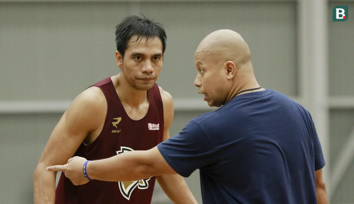 Pebasket West Bandits, Fadlan Minallah, mendengarkan arahan pelatih Raoul Miguel Hadinoto saat sesi latihan di Aim High Stadium, Tangerang, Kamis (20/5/2021). Latihan tersebut merupakan persiapan jelang melakoni laga babak play-off IBL 2021. (Bola.com/M Iqbal Ichsan)