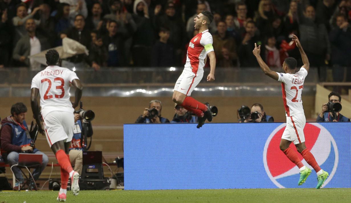 Pemain AS Monaco, Radamel Falcao (tengah) mencetak satu gol saat melawan Dortmund pada leg kedua Liga Champions. Kepemimpinannya di lapangan hijau membakar semangat tim untuk melawan Juventus di Semifinal.  (AP/Claude Paris)