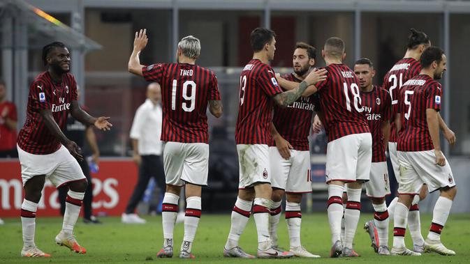 Para pemain AC Milan merayakan gol yang dicetak oleh Hakan Calhanoglu ke gawang Parma pada laga Serie A di Stadion San Siro, Rabu (15/7/2020). AC Milan menang 3-1 atas Parma. (AP Photo/Luca Bruno)