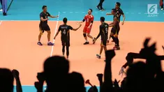 Suporter Timnas voli putra Indonesia bersorak saat menyaksikan laga Indonesia melawan Jepang di Semifinal Kejuaraan Voli Asia 2017 di GOR Tri Dharma, Gresik, Senin (31/7). Indonesia kalah 3-0 (17-25, 24-26, 23-25). (Liputan6.com/Helmi Fithriansyah)