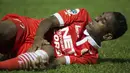Pemain Persija, Pandi Lestaluhu, kesakitan akibat terjatuh pada laga Piala Jenderal Sudirman melawan PBR di Stadion Kanjuruhan, Malang, Kamis (19/11/2015). (Bola.com/Vitalis Yogi Trisna)