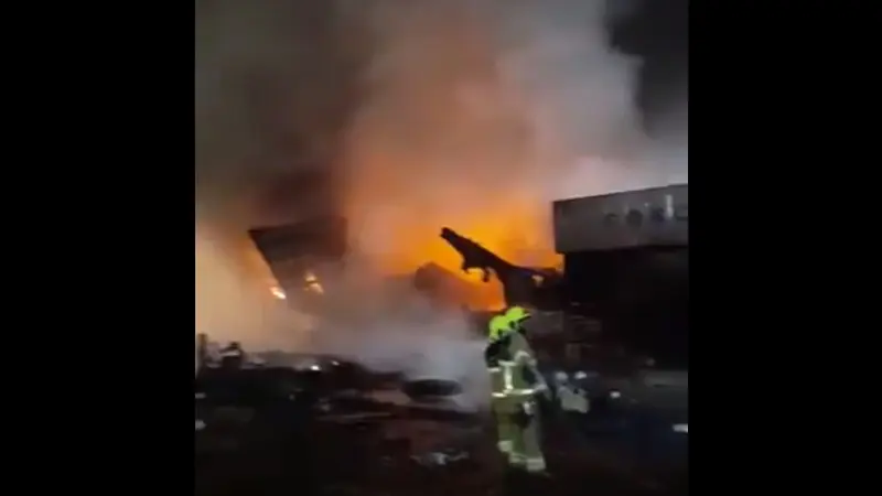 Kebakaran di pelabuhan Jebel Ali di Dubai, Uni Emirat Arab.