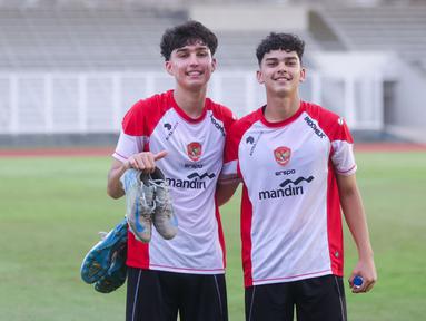 Timothy Baker dan Mathew Baker berpose setelah mengikuti sesi latihan Timnas Indonesia U-20 di Stadion Madya, Jakarta, Rabu (15/1/2025). (Bola.com/M Iqbal Ichsan)