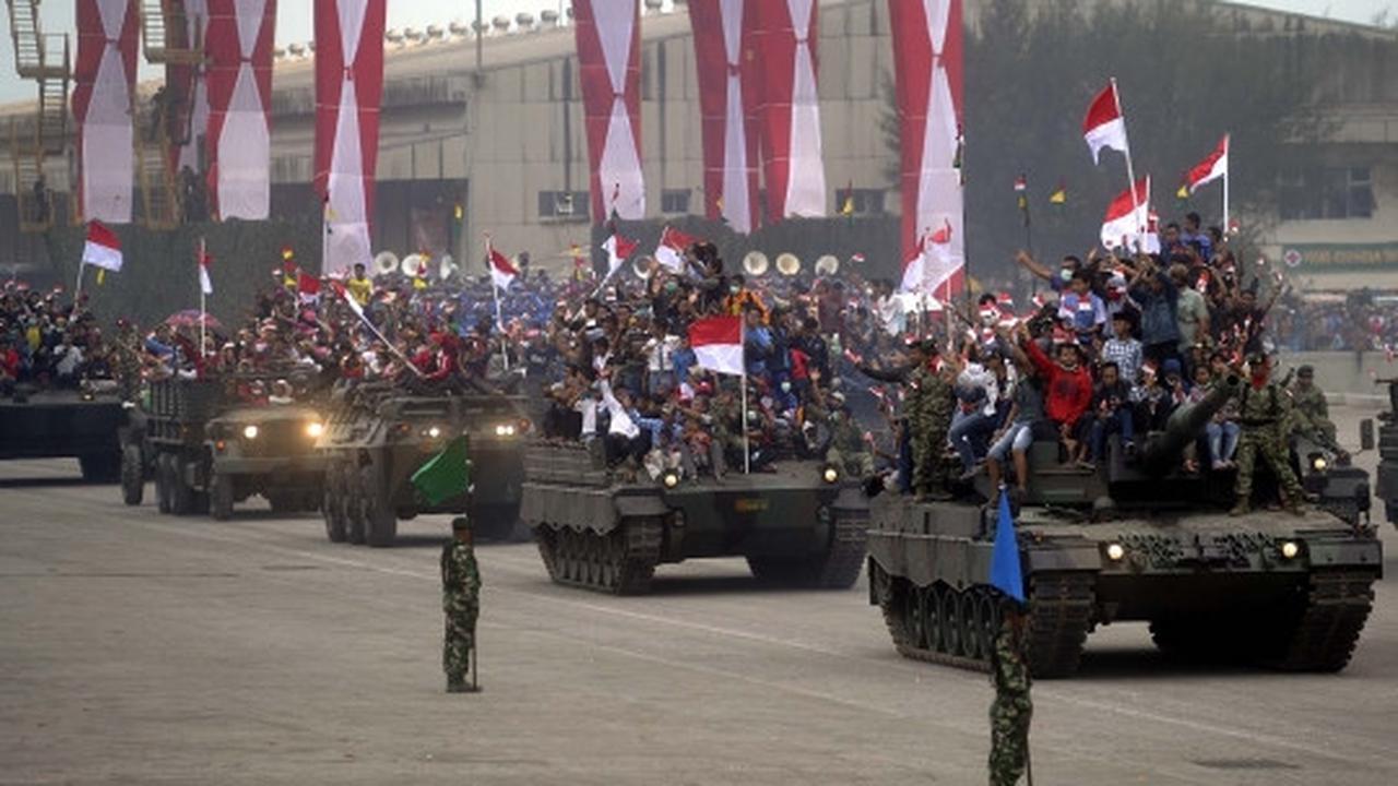 Antusiasme warga naik kendaraan kelas berat TNI