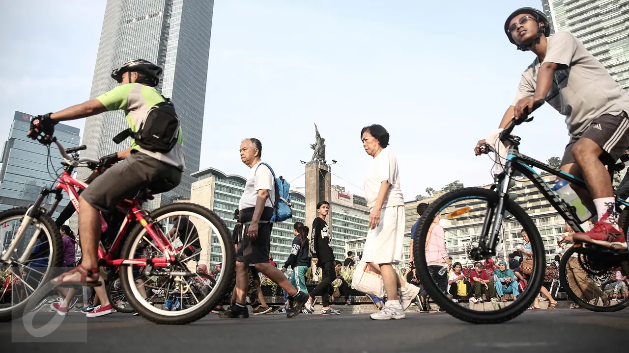 20160508-Libur Panjang Akhir Pekan, Warga Jakarta Tetap Berolahraga di CFD -Jakarta