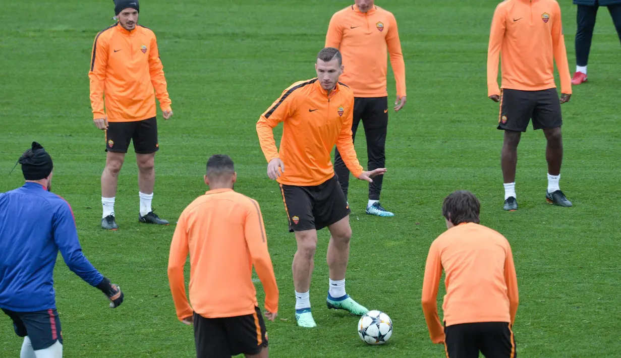 Penyerang AS Roma, Edin Dzeko (tengah) mengontrol bola saat latihan di Trigoria di pinggiran kota Roma, Italia (9/4). Pada leg pertama AS Roma takluk 4-1 atas Barcelona di Camp Nou. (AFP Photo/Andreas Solaro)