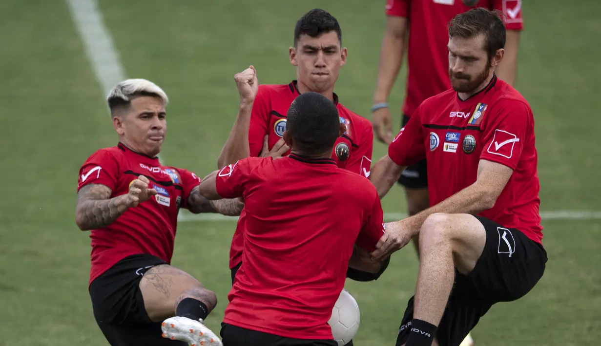 Para pemain Venezuela bercanda saat sesi latihan di Stadion Olimpiade Central University of Venezuela (UCV), Caracas, Selasa (5/10/2021). Venezuela akan bertanding melawan Brasil dalam pertandingan Kualifikasi Piala Dunia 2022 Zona Amerika Selatan pada Jumat, 8 Oktober 2021 WIB. (Yuri CORTEZ / AFP)