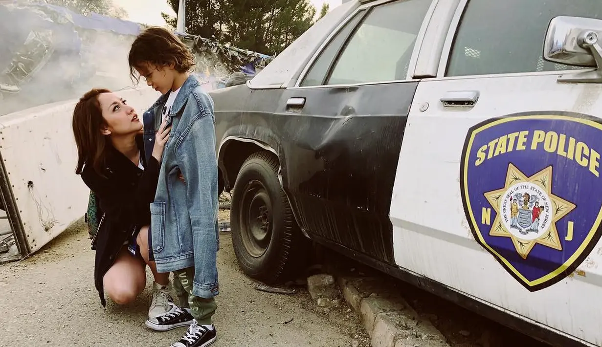 "Kalau komplain sih enggak, tapi ada momen (anak) sedih ya. Tapi dia (Noah) mengerti kan sekarang zaman sudah canggih (komunikasi via teknologi)," kata BCL seperti yang dilansir dari Liputan6.com. (Instagram/bclsinclair)