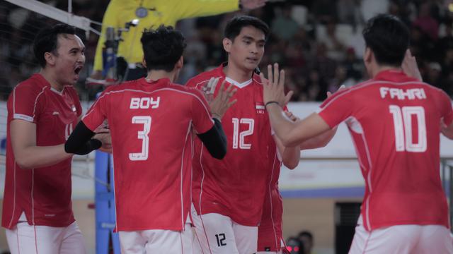 Selebrasi Timnas Voli Putra Indonesia saat melawan Filipina di leg 2 SEA V League 2025 Putra di Jakarta International Velodrome, Jakarta, Rabu (16/07/2025) malam WIB. (Liputan6.com/Abdul Aziz)