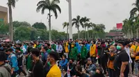 Puluhan ribu mahasiswa, pelajar dan warga sipil melakukan aksi demo di depan gedung DPRD Sumsel di Palembang (Liputan6.com / Nefri Inge)