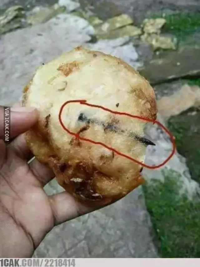 6 Momen Apes Penemuan Benda Tajam di Makanan Ini Bikin Kaget