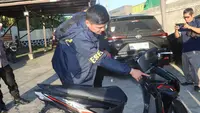 Barang bukti senjata api rakitan dan sepeda motor hasil curian komplotan pencuri diamankan polisi. (Liputan6.com/Istimewa).