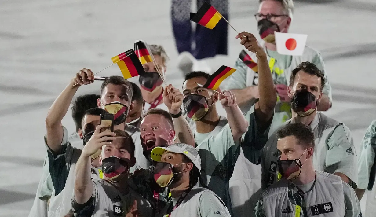Atlet dari Jerman berjalan saat upacara pembukaan Olimpiade Tokyo 2020 di Olympic Stadium di Tokyo, Jumat (23/7/2021). Upacara pembukaan Olimpiade Tokyo yang berlangsung dalam era pandemi digelar tanpa penonton. (AP Photo/David J. Phillip)