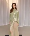 Grace Gummer mengenakan gaun Dior berbahan sutra warna hijau pastel dan emas, yang dipercantik dengan detail kain tule yang halus serta aksen pita di bagian samping. Ditambah dengan pulasan makeup dari Dior Beauty. / Foto dok: Dior.