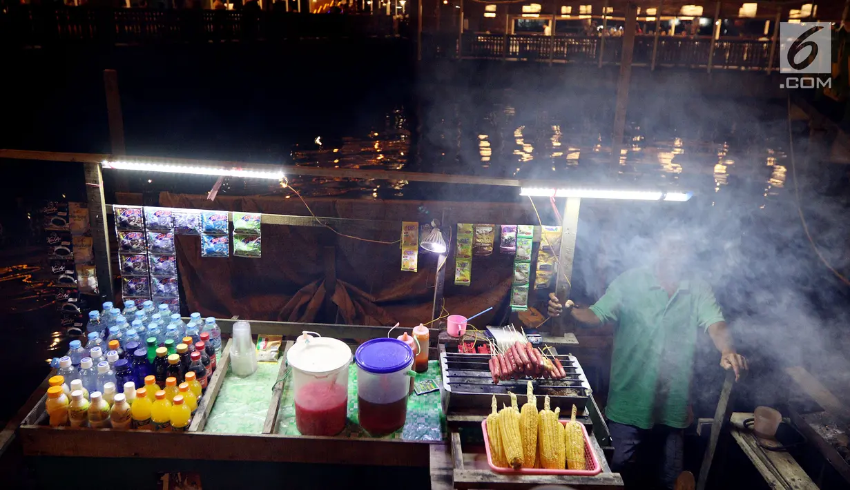 Beragam makanan dan minuman dijajakan di atas perahu di Alun-Alun Sungai Kapuas, Pontianak, Kalimantan Barat, Kamis (12/4). Pemerintah Kota Pontianak melarang para pedagang tersebut berjualan di darat. (Liputan6.com/Johan Tallo)