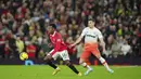 <p>Gelandang Manchester United, Anthony Elanga membawa bola dari kawalan pemain West Ham, Aaron Cresswell pada pertandingan lanjutan Liga Inggris di stadion Old Trafford di Manchester, Inggris, Minggu, 30 Oktober 2022. Kemenangan ini membuat Manchester United berada di peringkat lima klasemen dengan 23 poin. (AP Photo/Jon Super)</p>