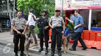 Anjing pelacak turut dikerahkan saat polisi melakukan penjagaan di Gereja Katedral, Jakarta, Sabtu (24/12). Penjagaan dilakukan untuk menjaga kondusifitas agar acara Malam Misa Natal bisa berjalan lancar. (Liputan6.com/Helmi Afandi) 