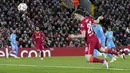 Penyerang Liverpool Diogo Jota menyundul bola untuk mencetak gol pertama timnya ke gawang Atletico Madrid pada match day ke-4 Liga Champions di Anfield, Kamis (4/11/2021) dinihari WIB. Liverpool menyegel satu tempat di babak 16 besar usai menundukkan Atletico Madrid 2-0. (AP Photo/Jon Super)