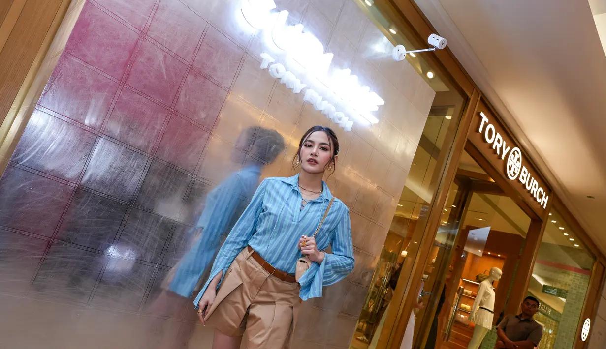 Mahalini tampil playful namun tetap anggun dengan Lace-Up Jersey Tunic yang dipadukan dengan celana pendek Mini Micro Twill Pleat. Ia melengkapi penampilannya dengan Plate Belt, sepatu Georgia Slingback 55MM, dan tas mungil Kira Diamond Quilt Mini Flap Bag — sempurna untuk nuansa musim semi yang penuh semangat.  [Dok/Time International].
