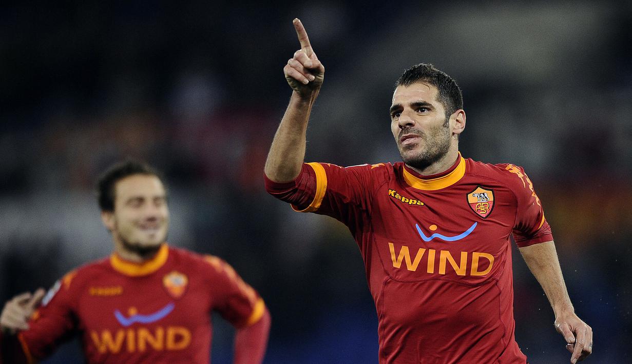 Simone Perrotta. Gelandang tengah Italia ini memperkuat Chievo selama 3 musim, mulai 2001/2002 hingga 2003/2004. Total bermain dalam 100 laga dengan mencetak 7 gol. Ia pensiun bersama AS Roma akhir musim 2012/2013 setelah membela I Lupi selama 9 musim mulai 2004/2005. (Foto: AFP/Filippo Monteforte)