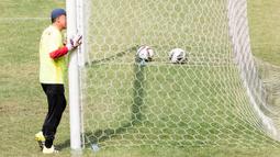 Mantan kiper Bandung Raya, Hermasyah, mencium tiang gawang sebelum berlaga melawan Siwo Jaya pada Agum Gumelar Cup di SUGBK, Jakarta, Minggu (10/4/2016). Pria 52 tahun itu juga sempat membela timnas era 80-90an. (Bola.com/Vitalis Yogi Trisna)