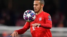 Gelandang Bayern Munchen, Thiago Alcantara mengontrol bola saat bertanding melawan Chelsea pada leg pertama babak 16 besar Liga Champion di Stamford Bridge, London pada 25 Februari 2020. Thiago resmi jadi pemain Liverpool. The Reds telah menuntaskan transfer Thiago dari Munchen. (AFP/Ben Stansall)