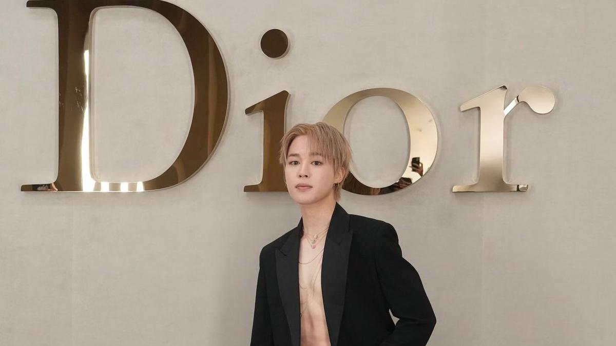 Pesona Prince Dior Jimin BTS Tampil Shirtless di Paris Fashion Week