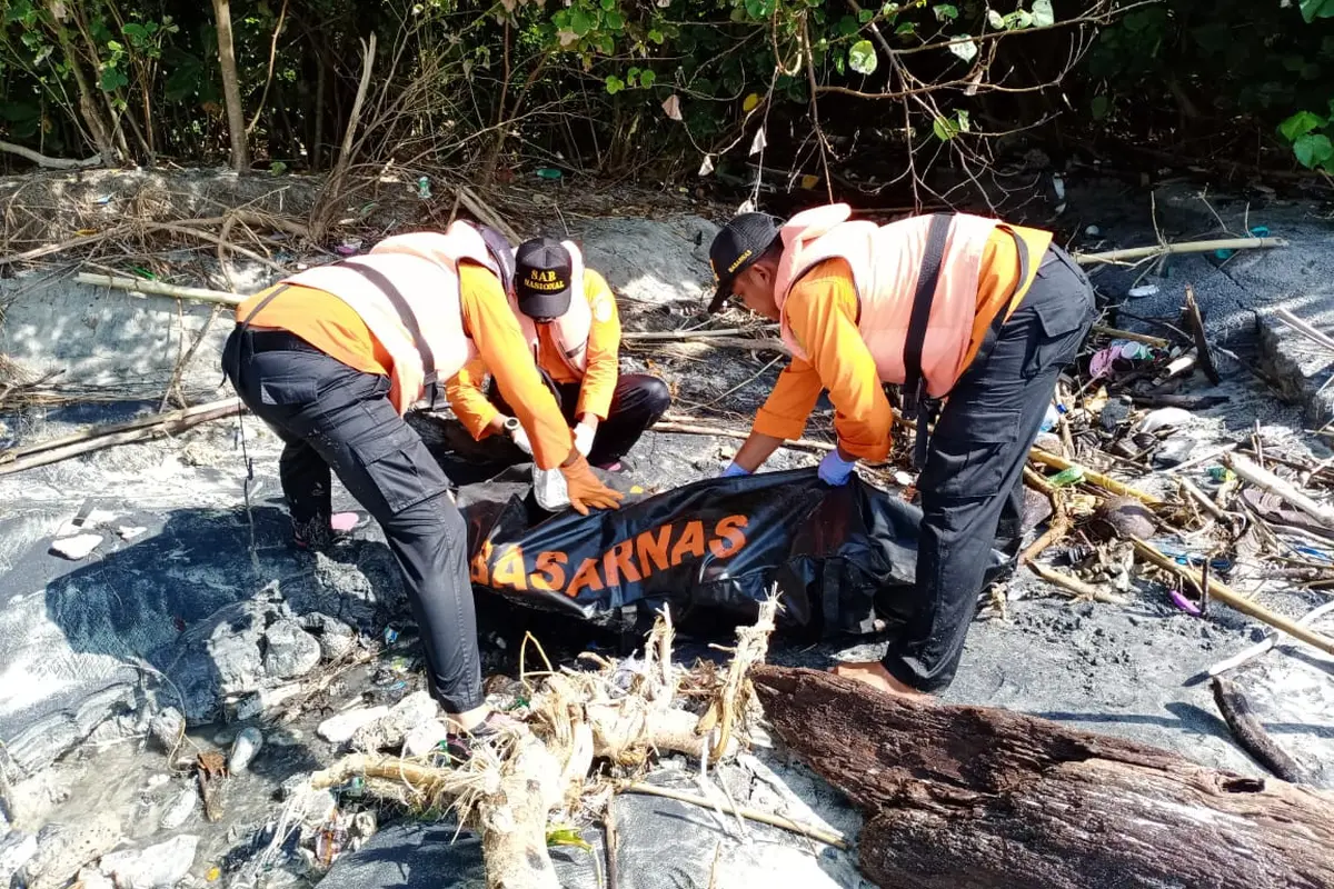 Korban tenggelam di Pantai Pasir Putih, Nusakambangan, ditemukan meninggal dunia. (Foto: Liputan6.com/Basarnas)