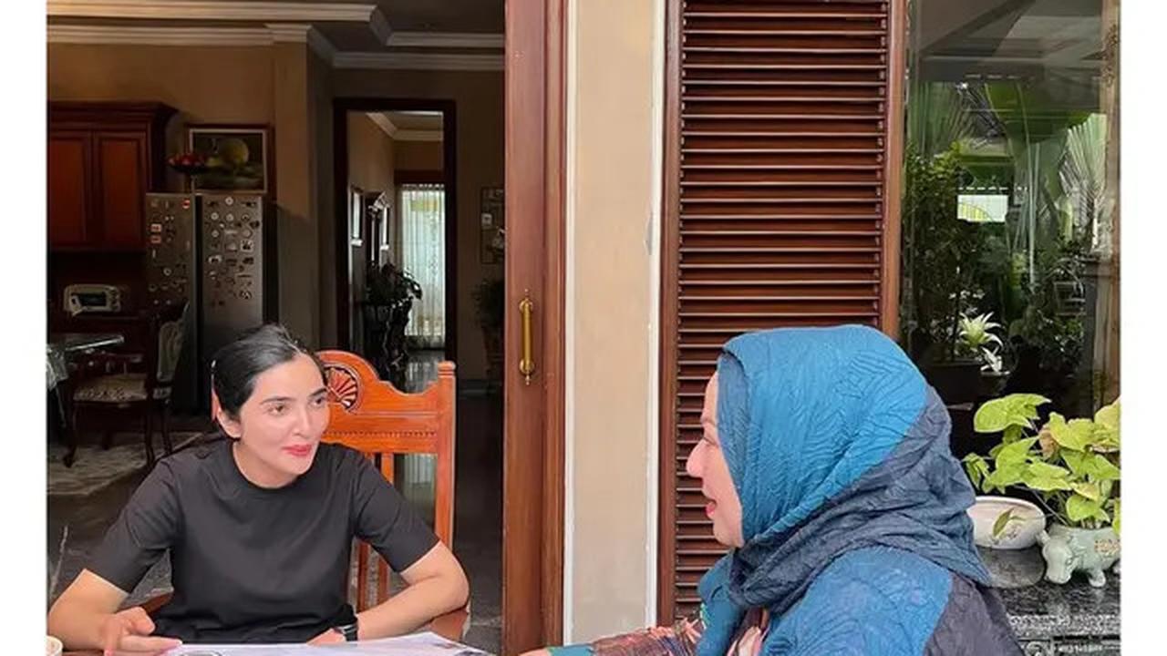 5 Potret Teras Semi Terbuka Rumah Camelia Malik, Bernuansa Klasik dan Tropis