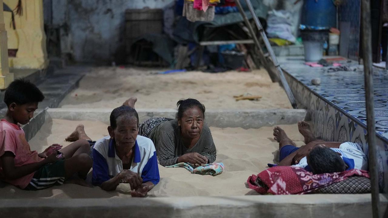 FOTO: Tidur di Atas Pasir,  Tradisi Aneh tapi Nyata dari Ujung Timur Madura