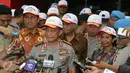 Kapolri Jenderal Pol Tito Karnavian bersama Menteri BUMN Rini Soemarno dan Menpan-RB Asman Abnur memberikan keterangan usai meresmikan aplikasi e-Samsat, e-Tilang dan SIM Baru Online di Jakarta, Jumat (16/12). (Liputan6.com/Angga Yuniar)