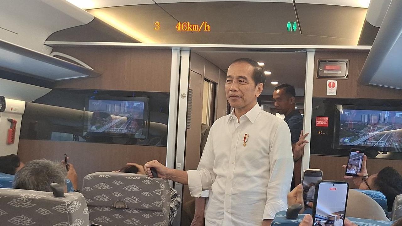 Setelah menempuh perjalanan selama 25 menit, Jokowi dan rombongan tiba di Statiun Padalarang sekitar pukul 09.27 WIB.<br>