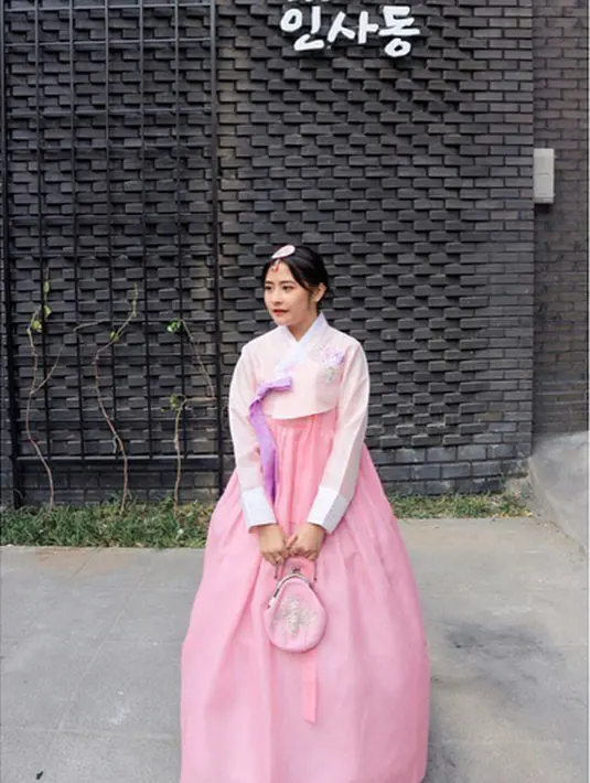 Prilly juga mencoba menyewa baju tradisional Korea. "City tour mencoba pakaian Hanbook di Insadong dan menikmati last autumn sebelum akhirnya turun salju pertama di Korea hari Sabtu kemarin," ucap Prilly antusias. (Instagram/prillylatuconsina96)